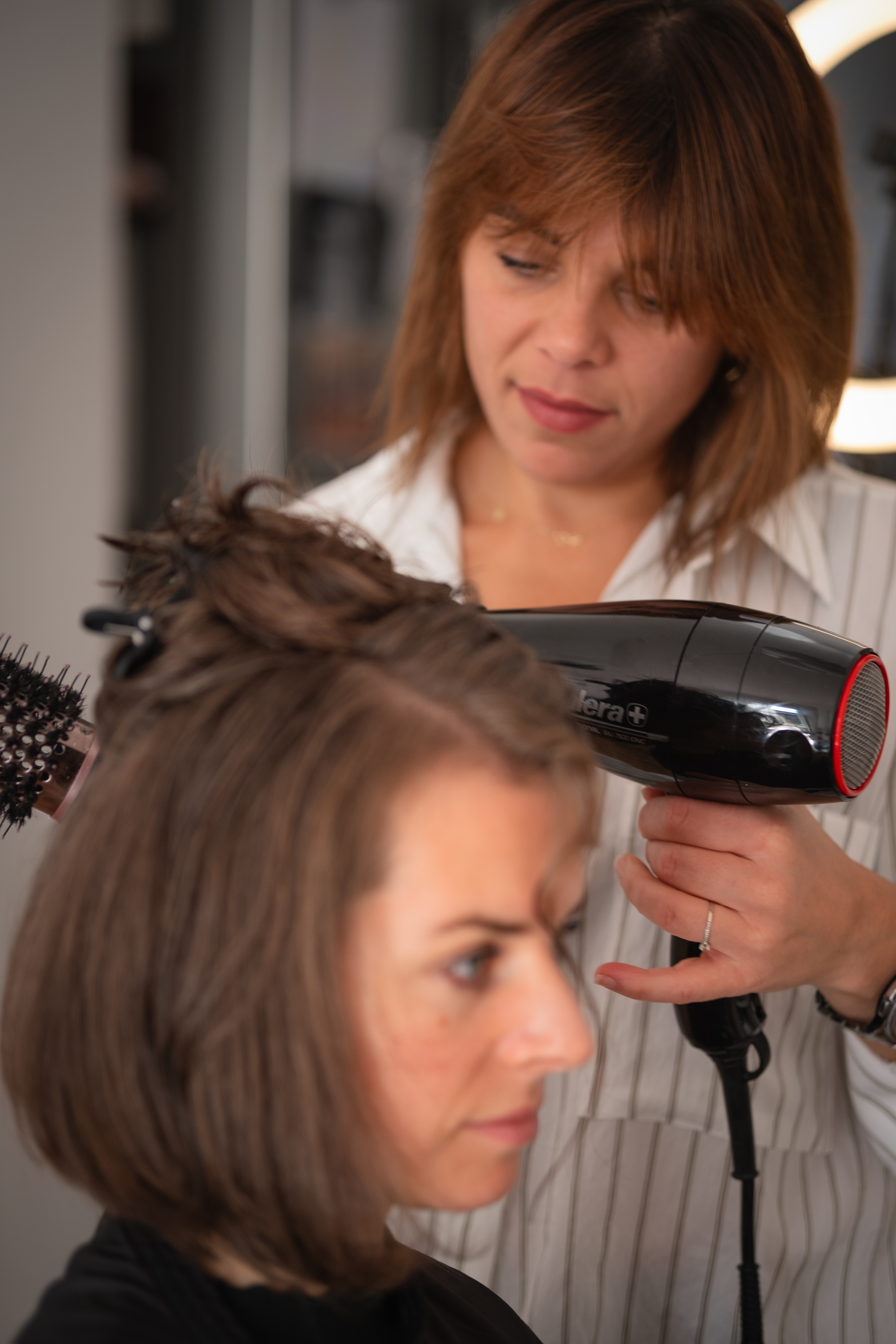 Mobile Friseurin Fiona Giganti bei einer Kundin zuhause in Berlin